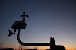 Centralina. Sullo sfondo a destra si intravede una falce di luna sfuocata.