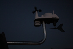 Centralina. Si notano le pale che misurano la velocit&agrave; del vento