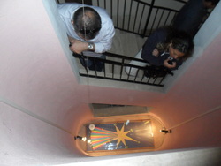 Visitatori osservano il pendolo di Foucault durante l'apertura pubblica del 9 aprile 2011