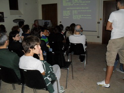 La Luna in diretta, proiettata nella sala conferenze dell'osservatorio