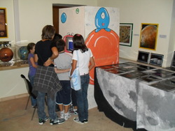 I pi&ugrave; piccoli giocano con la postazione multimediale.