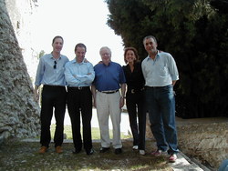 Festa svoltasi nel 2002 (ospite Brian G. Marsden direttore del Minor Planet Center) per il conferimento della numerazione definitiva 34138 e del nome Frasso Sabino all’asteroide scoperto da noi nel 2000 – Nella foto da sinistra i 4 scopritori e Marsden: R