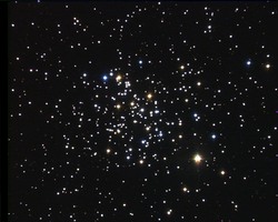 media di 5 immagini da 180 sec e di 3 immagini da 240 sec per ogni banda, ottenute con filtri fotometrici B V R. Calibrazione immagini per Bias Dark e Flat con MiraPro7. Allineamento immagini con MaximDl. Rifinitura allineamento e media delle immagini con