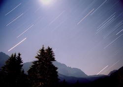 Pubblicata su Le Stelle n°23 Novembre 2004 a pag. 96. Scattata l'8 settembre 2004 a Madonna di Campiglio con una Yashica FX - 3 super 2000 - e obiettivo grandangolare Vivitar 28mm diaframmato a F/4. Pellicola Kodak 100 Iso. Posa B da 45min. dalle 4.40 all