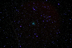 La foto è stata presa alle 21:25 del 2 ottobre, con una fotocamera Canon EOS350D al fuoco di un rifrattore Stellarvue 80mm f/6; tempo di posa 4 minuti. In basso a sinistra compare la traccia di un satellite artificiale. Foto di Bruno Pulcinelli.