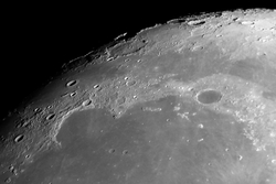 Ripresa del Mare Frigoris, Mare Imbrium e del cratere Platone sulla Luna. Riprese effettuate con una Canon EOS 350D su riflettore Vixen VMC200;  pose di 1/1000 a 800 ISO. Foto di Bruno Pulcinelli.