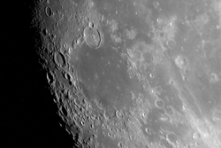 Ripresa di Mersenius, Gassendi e del Mare Humorum. Riprese effettuate con una Canon EOS 350D su riflettore Vixen VMC200;  pose di 1/1000 a 800 ISO. Foto di Bruno Pulcinelli.