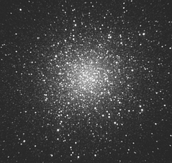 M13 fatta con il telescopio principale, cassegrain diametro 369mm focale 2517 (F/6.85). Somma e mediana di 12x1min ingrandita del 135%. Applicata una scala logaritmica e un filtro DDP.