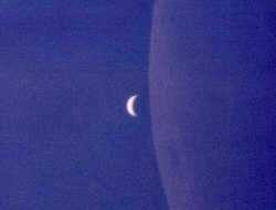 Questa foto è stata scattata da Stefano De Sanctis il 12/7/96 alle 9:50 del mattino con una reflex Nikon con telescopio Bausch &amp; Lomb Schmidt-Cassegrain con 2200 mm di lunghezza focale (f/11), in proiezione di oculare con focale portata a 21500