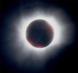 Foto scattata da Raniero Albanesi il 11/08/99 da Monaco di Baviera, in Germania, con un teleobiettivo russo MTO da 1000 mm f/10. Il tempo di posa e' stato di 1/125 di secondo e la foto mostra la corona solare. La pellicola usata e' una Kodak Ektachrome 20