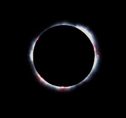 Foto scattata da Raniero Albanesi il 11/08/99 da Monaco di Baviera, in Germania, con un teleobiettivo russo MTO da 1000 mm f/10. Il tempo di posa &egrave; 1/500 (leggermente elaborata per mostrare le protuberanze). La pellicola usata e' una Kodak Ektachro