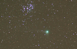 La cometa Machholz sotto le Pleiadi. Foto scattata da Paolo Caponnetto alle 22.12 del 06/01/05 da Frasso Sabino con una Nikon digitale (D70), obiettivo 70 mm f/5.6, in parallelo su Celestron 8. Posa di 303 sec.