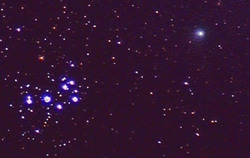 La cometa ha superato le Pleiadi. Foto scattata da Bruno Pulcinelli alle 21.00 del 08/01/05 da Frasso Sabino con una webcam Philips TOUCAM PRO modificata montata su testa Vixen Super Polaris. Obiettivo 35 mm f/2.8. Somma di 15 immagini di 40 sec. ciascuna