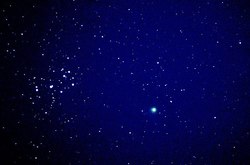 Questa foto della Machholz, scattata da Franco Sofra, pu&ograve; dimostrare che anche con il cielo inquinato di Roma si ottiene qualche risultato. Ripresa alle ore 19.00 del 07/01/05 da Roma EUR con una reflex Pentax Z1p, obiettivo 200 mm f/5,6 in paralle