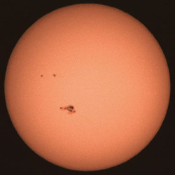 Immagine della regione attiva solare N.720, di dimensioni pari al pianeta Giove che &egrave; nata e si &egrave; evoluta a meta' del mese di gennaio 2005. Ripresa alle 12.20 del 17/01/05 da Roma (EUR) mediante riflettore Meade LX 200 G.P.S. 8”, filtro sola