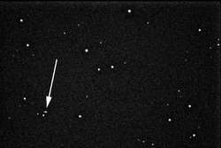 NEO ripreso da Frasso Sabino con una esposizione tale da farlo venire strisciato. Data 21 maggio 2005 dalle 20h46m50s alle 20h47m20s UT. Ripresa fatta con C8 a F/6.6 e CCD Meade. Campo inquadrato 12x20 primi d'arco. Autori: Roberto Haver e Roberto Gorelli