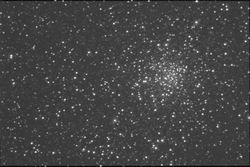 Questa immagine di M71 in Sagitta e' stata ottenuta da F. Anzellini e R. Haver sommando tra loro 4 pose da 60 secondi l'una con la CCD Pictor sul C8. E' stato applicato un filtro HighPass per ridurre la sovraesposizione del centro ammasso.