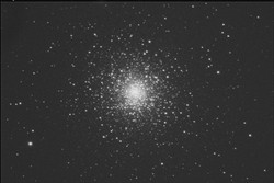 Questa immagine di M15 in Pegaso e' stata ottenuta da F. Anzellini e R. Haver sommando tra loro 4 pose da 60 secondi l'una con la CCD Pictor sul C8. Sono stati applicati vari filtri per mettere in risalto i dettagli.