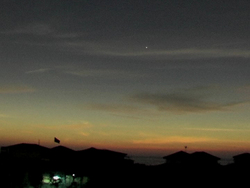 L'immagine &egrave; tratta da un filmato dove si vede l'orizzonte durante la fase totale dell'eclisse di Sole del 29 marzo 2006. Si distingue perfettamente Venere. Telecamera Panasonic NV-GS200 in esposizione automatica.