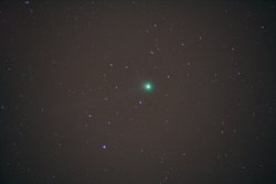 La cometa C/2006-M4 Swan in transito nel trapezio di Ercole, ripresa da Bruno Pulcinelli il 29/10/06 dall'altopiano a nord di Trevignano, con la Canon EOS350 al fuoco diretto del rifrattore Stellarvue 80mm f/6. Campo inquadrato circa 1.7 x 2.6 gradi. Stac