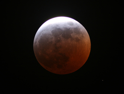 Foto di Franco Sofra scattata nella fase precedente la totalita' alle ore 23,38. Fotocamera Canon 400D (a 200 ISO) su rifrattore Konusuper 120, F 1000 mm, f/8,3. Tempi di esposizione 2 sec.