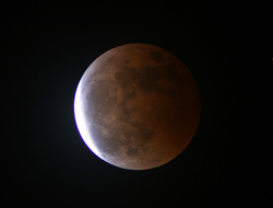 Foto di Franco Sofra scattata nella fase seguente la totalita' alle ore 01,06. Fotocamera Canon 400D (a 200 ISO) su rifrattore Konusuper 120, F 1000 mm, f/8,3. Tempi di esposizione: 2 sec per la prima foto, 8 sec per la seconda e 2 sec per la terza. 