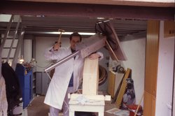 Telescopio in costruzione. Dietro, Massimo Calabresi.