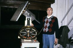 Telescopio in costruzione. Al suo fianco, Roberto Gorelli.