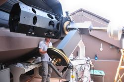 La montatura dopo il lavoro all’asse di declinazione. Si vede la nuova ruota di dec, con il motore, la piastra di supporto tubo alleggerita, e la nuova anodizzazione