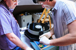 Posizionamento dello specchio nella cella, e regolazione dei nuovi supporti laterali Si vede, alloggiato nel foro del primario, uno dei dischi di centraggio realizzati ed utilizzati per la collimazione delle ottiche