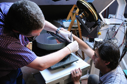 Alcune fasi di regolazione della perpendicolarit&agrave; del primario rispetto all'asse della strumentazione. Si vedono il piano di riscontro e il profondimetro centesimale