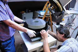 Alcune fasi di regolazione della perpendicolarit&agrave; del primario rispetto all'asse della strumentazione. Si vedono il piano di riscontro e il profondimetro centesimale