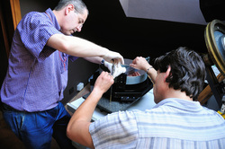 Alcune fasi di regolazione della perpendicolarit&agrave; del primario rispetto all'asse della strumentazione. Si vedono il piano di riscontro e il profondimetro centesimale