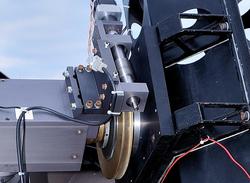 particolare della ruota di Dec, in Bronzo B14 da 270mm di diametro, della vite senza fine rettificata in acciaio AISI 620, e del supporto di regolazione. In alto il motore a step.