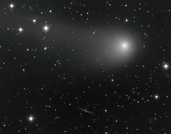 La cometa Catalina incrocia una galassia molto particolare