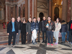 Foto di gruppo di soci ARA e corsisti in visita alla meridiana della basilica di Santa Maria degli Angeli il 19 marzo 2016