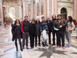 Foto di gruppo di soci ARA e corsisti in visita alla meridiana della basilica di Santa Maria degli Angeli il 19 marzo 2016