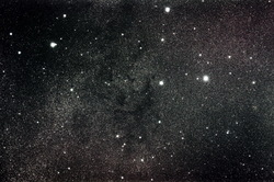 Nebulosa oscura LDN 673 in Aquila. Camera QHY8L su rifrattore apo SharpStar ED65.   Montatura Avalon Linear,  autoguida con PHD2,  posa 10 minuti.