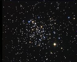 media di 5 immagini da 180 sec e di 3 immagini da 240 sec per ogni banda, ottenute con filtri fotometrici B V R. Calibrazione immagini per Bias Dark e Flat con MiraPro7. Allineamento immagini con MaximDl. Rifinitura allineamento e media delle immagini con