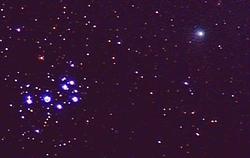 La cometa ha superato le Pleiadi. Foto scattata da Bruno Pulcinelli alle 21.00 del 08/01/05 da Frasso Sabino con una webcam Philips TOUCAM PRO modificata montata su testa Vixen Super Polaris. Obiettivo 35 mm f/2.8. Somma di 15 immagini di 40 sec. ciascuna