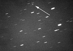 Si tratta della cometa periodica 2005JQ5 (Catalina), ripresa la sera del 3 giugno 2005 da Fabio Anzellini, Massimo Calabresi, Roberto Haver e Micaela Panella. Somma di 6 immagini da 60 secondi ognuna fatta con il C8 e riduttore di focale (campo inquadrato