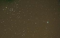 La cometa Machholz nei pressi delle Iadi. Foto scattata da Paolo Caponnetto alle 23.41 del 02/01/05 da Frasso Sabino con una Nikon digitale (D70), obiettivo 70 mm f/5.6, in parallelo su Celestron 8. Posa di 252 sec.
