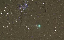 La cometa Machholz sotto le Pleiadi. Foto scattata da Paolo Caponnetto alle 22.12 del 06/01/05 da Frasso Sabino con una Nikon digitale (D70), obiettivo 70 mm f/5.6, in parallelo su Celestron 8. Posa di 303 sec.