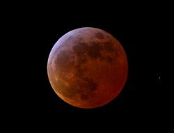 Foto di Franco Sofra scattata durante la totalit&agrave; alle ore 00,21. Fotocamera Canon 400D (a 200 ISO) su rifrattore Konusuper 120, F 1000 mm, f/8,3. Tempi di esposizione 8 sec