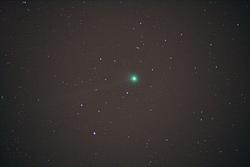 La cometa C/2006-M4 Swan in transito nel trapezio di Ercole, ripresa da Bruno Pulcinelli il 29/10/06 dall'altopiano a nord di Trevignano, con la Canon EOS350 al fuoco diretto del rifrattore Stellarvue 80mm f/6. Campo inquadrato circa 1.7 x 2.6 gradi. Stac
